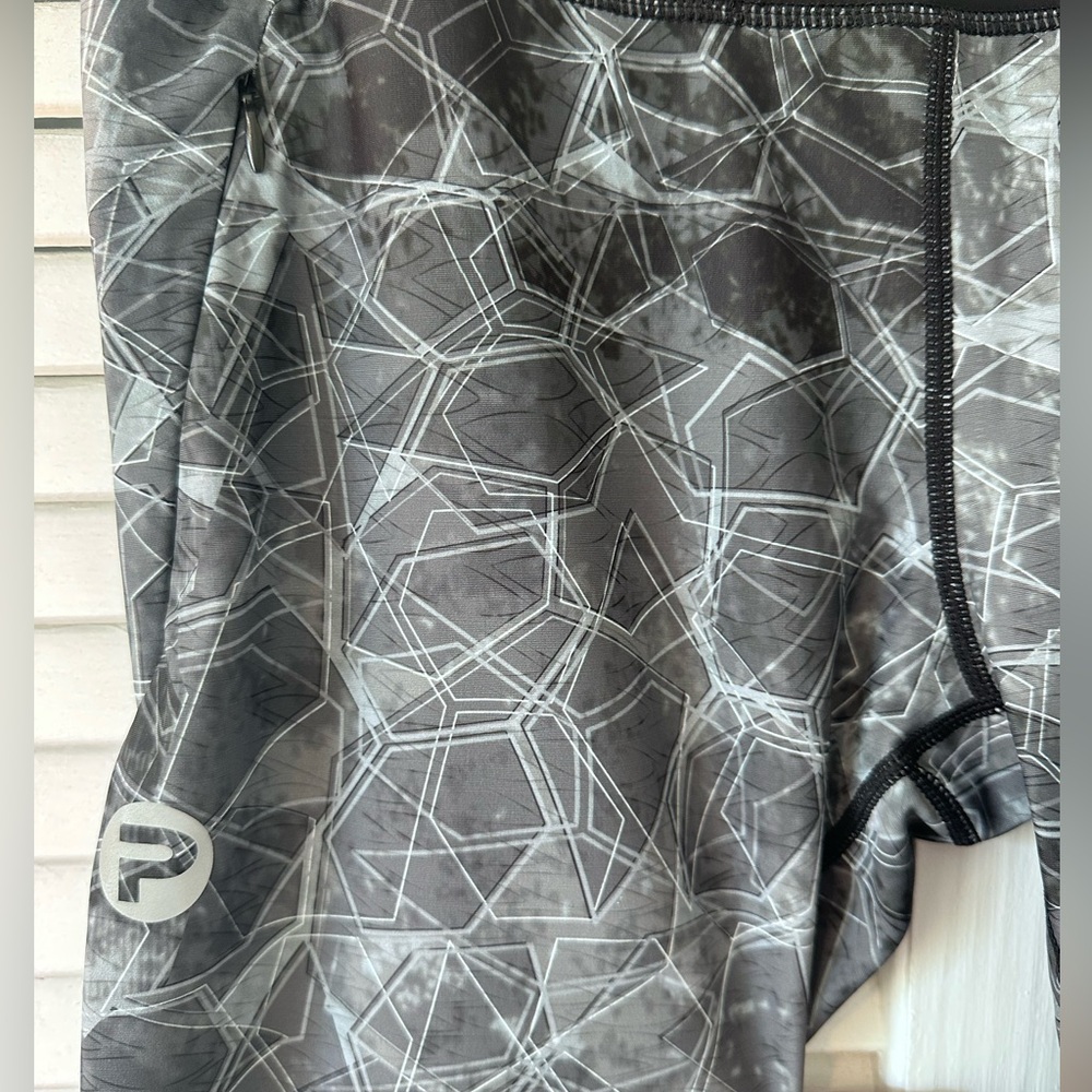 Pelagic Black & Gray Capri Hex Leggings, Size Medium - Picture 5 of 11